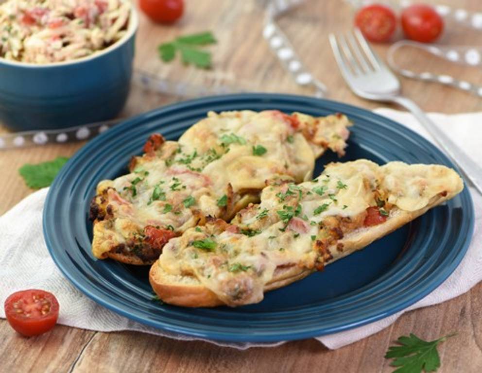 Überbackenes Baguette mit Thunfisch und Mozzarella Überbackenes Baguette mit Thunfisch und Mozzarella