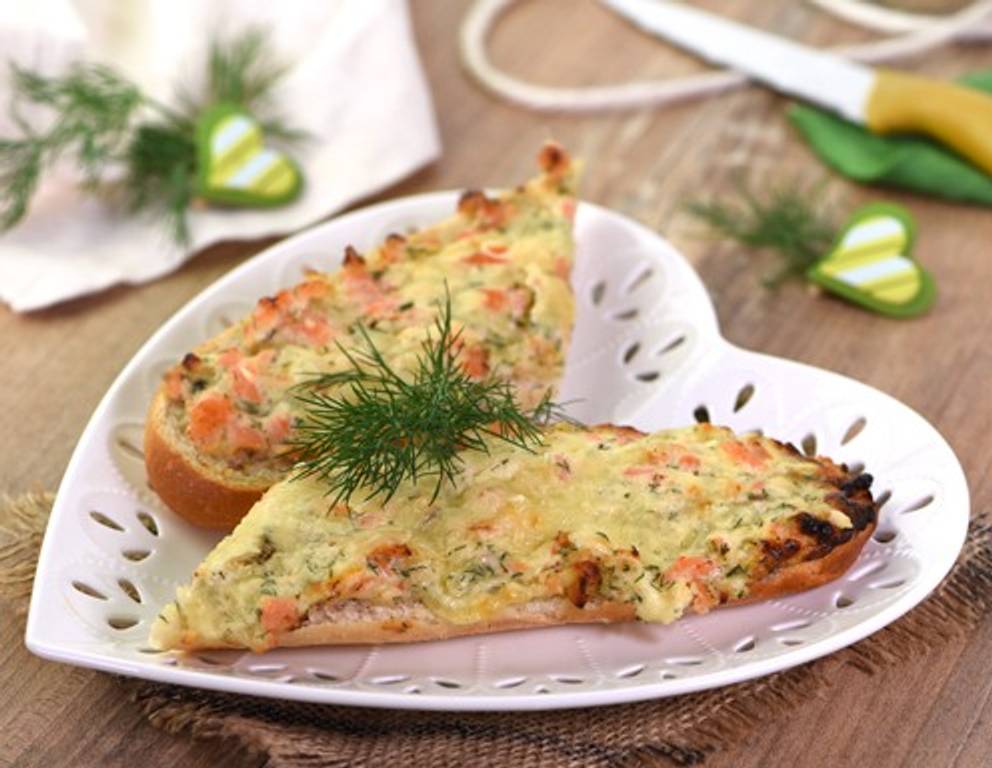 Überbackenes Baguette mit Lachs und Kren Überbackenes Baguette mit Lachs und Kren
