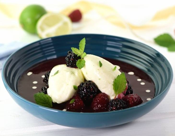 Erfrischende Sauermilch-Nockerln mit Beeren Erfrischende Sauermilch-Nockerln mit Beeren