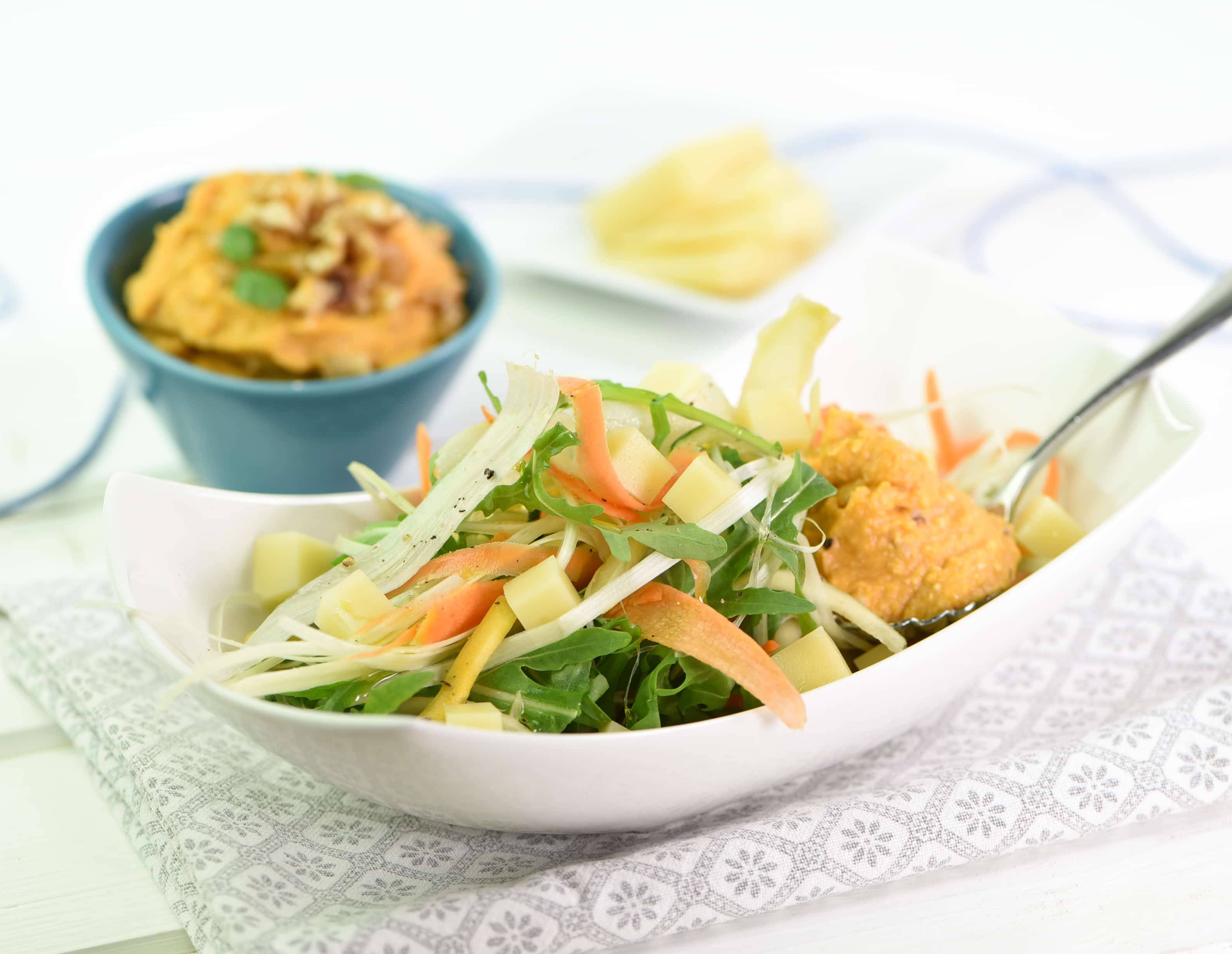 Veggienudeln mit Walnusspesto und Käsewürfel Rezept