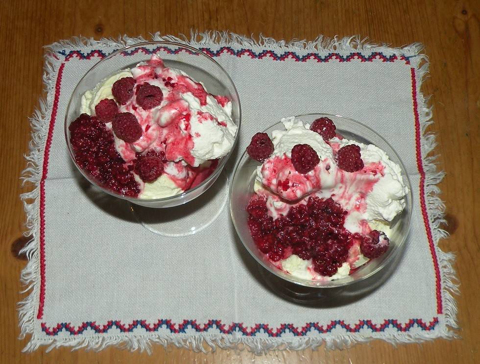 Eisbecher Himbeerliebe Rezept - ichkoche.de