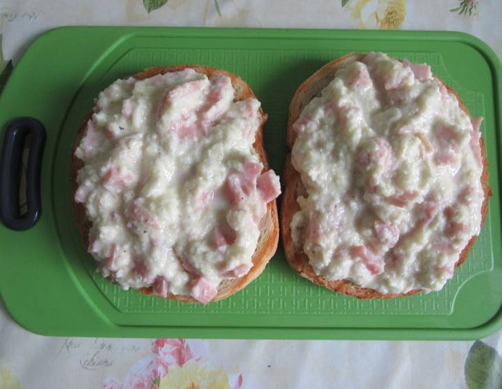 Crostini mit Zucchinipaste Crostini mit Zucchinipaste