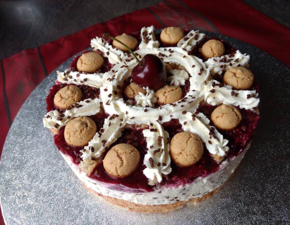 Stracciatella-Kirsch-Minitorte Stracciatella-Kirsch-Minitorte