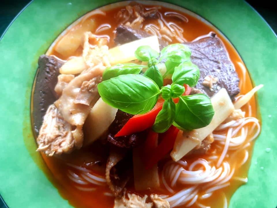 Thailändische Hühner-Nudelsuppe Rezept - ichkoche.ch