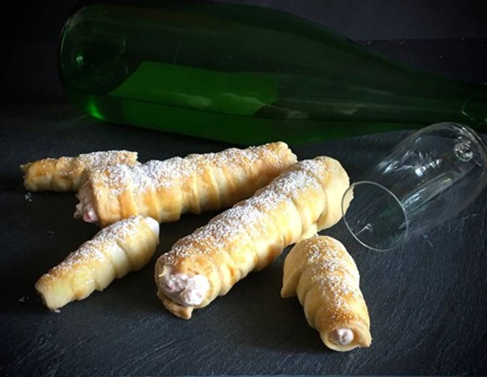 Preiselbeer-Obersrollen aus Weinteig Preiselbeer-Obersrollen aus Weinteig