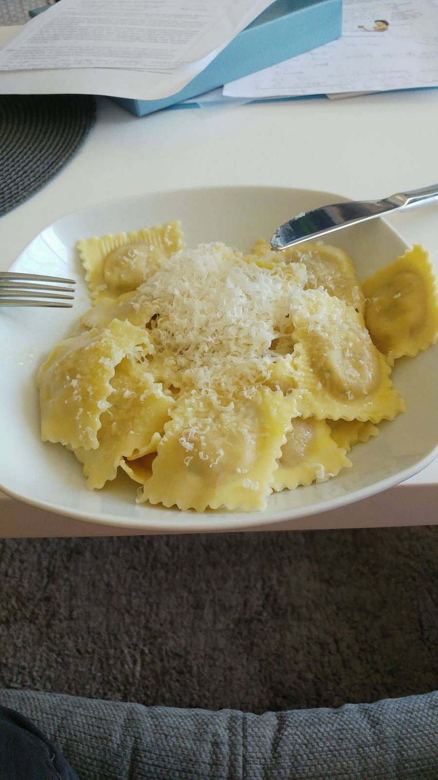 Ravioli gefüllt mit Ricotta, Parmesan und Speck