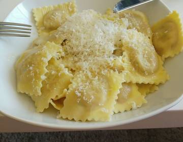 Ravioli gefüllt mit Ricotta, Parmesan und Speck Ravioli gefüllt mit Ricotta, Parmesan und Speck