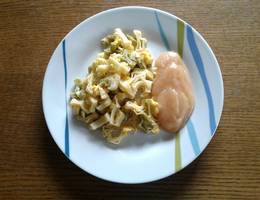 Gebratene Nudeln mit Ei und Apfelmus Gebratene Nudeln mit Ei und Apfelmus
