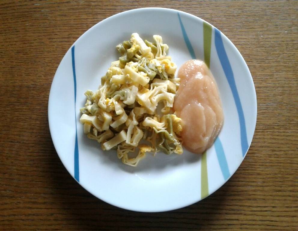 Gebratene Nudeln mit Ei und Apfelmus Gebratene Nudeln mit Ei und Apfelmus