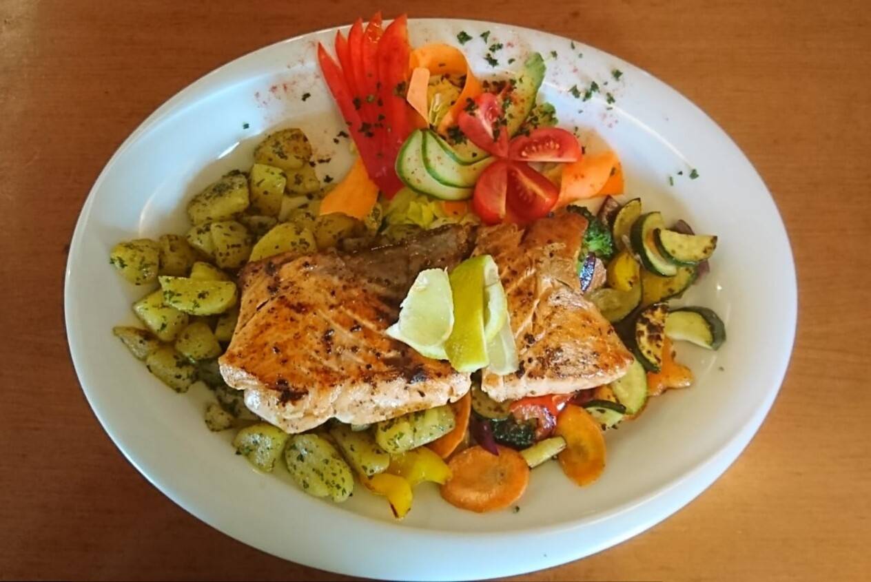 Lachs auf Gemüsebett Rezept - ichkoche.ch Lachs auf Gemüsebett Rezept - ichkoche.ch