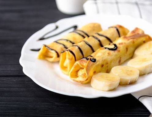 Palatschinken mit Erdnussbutter und Bananen