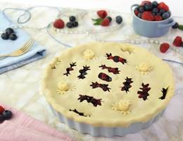 *** Variante 2: Lochmuster Pie *** Für unsere "Lochmuster Pie" wurde aus ausgerolltem Teig zunächst, wie gewohnt, der große Teigkreis für den Deckel ausgeschnitten. Anschließend wurde dieser - wie beim Scherenschnitt! - zweimal gefalten, bis nur noch ein gefaltetes Kreisviertel übrig ist. Entlang der beiden langen Kanten haben wir nun mit einem gezackten Ausstecher kleine Löcher ausgestochen. Danach wird das Kreisviertel wieder zu einem ganzen, runden Kreis aufgeklappt und über die vorbereitete Pie-Form gelegt. Aus Teigresten haben wir zusätzlich Blätter ausgestochen, zarte Röschen gedreht und auf die Pie gesetzt. *** Variante 2: Lochmuster Pie *** Für unsere "Lochmuster Pie" wurde aus ausgerolltem Teig zunächst, wie gewohnt, der große Teigkreis für den Deckel ausgeschnitten. Anschließend wurde dieser - wie beim Scherenschnitt! - zweimal gefalten, bis nur noch ein gefaltetes Kreisviertel übrig ist. Entlang der beiden langen Kanten haben wir nun mit einem gezackten Ausstecher kleine Löcher ausgestochen. Danach wird das Kreisviertel wieder zu einem ganzen, runden Kreis aufgeklappt und über die vorbereitete Pie-Form gelegt. Aus Teigresten haben wir zusätzlich Blätter ausgestochen, zarte Röschen gedreht und auf die Pie gesetzt.
