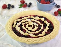 *** Variante 4: Spiral-Pie mit Rüschenrand *** Hierbei handelt es sich um eine besonders "luftige" Pie Variante, da die Füllung hier nicht vollkommen von Teig bedeckt wird. Für die Spiralen wurde ausgerollter Teig in mehrere, dünne Streifen geschnitten und diese zu Spiralen "eingedreht". Für den hübschen Rüschenrand benötigen Sie eine Pie-Form mit sehr breitem Rand: Die Form wird hierfür wie gewohnt mit Teig ausgekleidet, inklusive deren Rand. Nun mit der Spitze eines Teelöffels Halbkreise in den Rand drücken und abschließend die vorbereiteten Teigspiralen in der Mitte kreisförmig auf die Füllung auflegen. *** Variante 4: Spiral-Pie mit Rüschenrand *** Hierbei handelt es sich um eine besonders "luftige" Pie Variante, da die Füllung hier nicht vollkommen von Teig bedeckt wird. Für die Spiralen wurde ausgerollter Teig in mehrere, dünne Streifen geschnitten und diese zu Spiralen "eingedreht". Für den hübschen Rüschenrand benötigen Sie eine Pie-Form mit sehr breitem Rand: Die Form wird hierfür wie gewohnt mit Teig ausgekleidet, inklusive deren Rand. Nun mit der Spitze eines Teelöffels Halbkreise in den Rand drücken und abschließend die vorbereiteten Teigspiralen in der Mitte kreisförmig auf die Füllung auflegen.