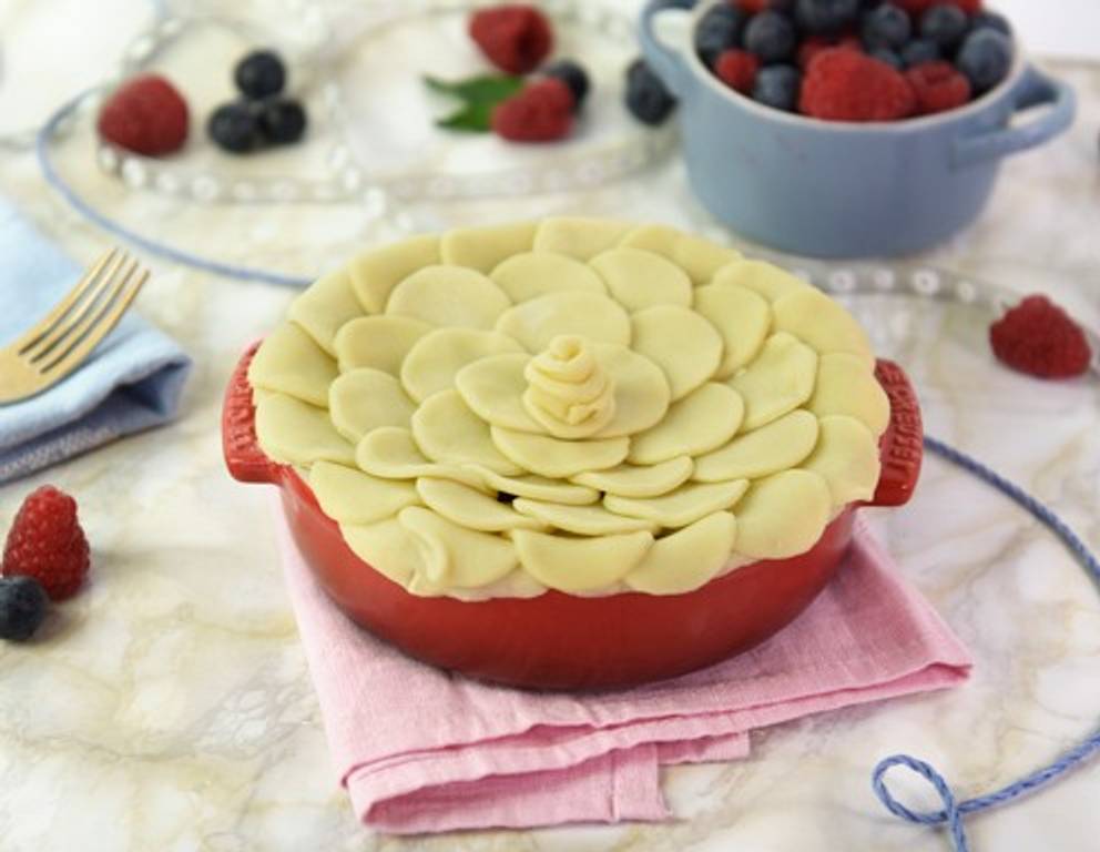 *** Variante 1: Blütenblatt Pie *** Für unsere "Blütenblatt Pie" haben wir aus dem Teig einfach mehrere Kreise ausgestochen und überlappend über die Füllung gelegt. Tipp: Das Ausstechen der Teigkreise funktioniert mit einem einfachen Keksausstecher, oder auch einem umgedrehten Schnapsglas! Variieren Sie außerdem die Form der "Blütenblätter" und legen Sie statt Kreisen z.B. Teig-Dreiecke, -Quadrate oder -Sterne überlappend auf. *** Variante 1: Blütenblatt Pie *** Für unsere "Blütenblatt Pie" haben wir aus dem Teig einfach mehrere Kreise ausgestochen und überlappend über die Füllung gelegt. Tipp: Das Ausstechen der Teigkreise funktioniert mit einem einfachen Keksausstecher, oder auch einem umgedrehten Schnapsglas! Variieren Sie außerdem die Form der "Blütenblätter" und legen Sie statt Kreisen z.B. Teig-Dreiecke, -Quadrate oder -Sterne überlappend auf.