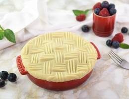 *** Variante 3: Karierte Pie *** Für unsere "karierte Pie" wurde zunächst der Pie-Deckel aus ausgerolltem Teig ausgeschnitten. Anschließend wurde mit einer einfachen Gabel ein Muster in den Teigkreis gedrückt: Dazu die Gabel abwechselnd senkrecht (Zacken zeigen nach oben) und waagrecht (Zacken zeigen nach links oder rechts) dicht nebeneinander in den Teig drücken. Abschließend wie gewohnt den verzierten Teigdeckel auf die vorbereitete Form legen. *** Variante 3: Karierte Pie *** Für unsere "karierte Pie" wurde zunächst der Pie-Deckel aus ausgerolltem Teig ausgeschnitten. Anschließend wurde mit einer einfachen Gabel ein Muster in den Teigkreis gedrückt: Dazu die Gabel abwechselnd senkrecht (Zacken zeigen nach oben) und waagrecht (Zacken zeigen nach links oder rechts) dicht nebeneinander in den Teig drücken. Abschließend wie gewohnt den verzierten Teigdeckel auf die vorbereitete Form legen.