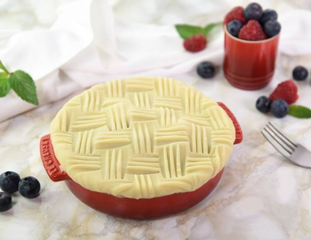 *** Variante 3: Karierte Pie *** Für unsere "karierte Pie" wurde zunächst der Pie-Deckel aus ausgerolltem Teig ausgeschnitten. Anschließend wurde mit einer einfachen Gabel ein Muster in den Teigkreis gedrückt: Dazu die Gabel abwechselnd senkrecht (Zacken zeigen nach oben) und waagrecht (Zacken zeigen nach links oder rechts) dicht nebeneinander in den Teig drücken. Abschließend wie gewohnt den verzierten Teigdeckel auf die vorbereitete Form legen. *** Variante 3: Karierte Pie *** Für unsere "karierte Pie" wurde zunächst der Pie-Deckel aus ausgerolltem Teig ausgeschnitten. Anschließend wurde mit einer einfachen Gabel ein Muster in den Teigkreis gedrückt: Dazu die Gabel abwechselnd senkrecht (Zacken zeigen nach oben) und waagrecht (Zacken zeigen nach links oder rechts) dicht nebeneinander in den Teig drücken. Abschließend wie gewohnt den verzierten Teigdeckel auf die vorbereitete Form legen.