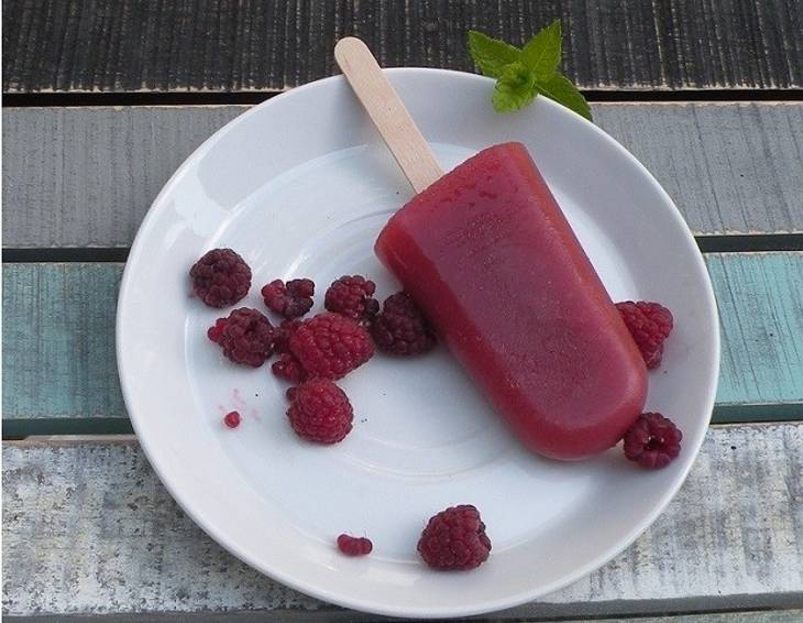 Himbeer-Schilcher-Stieleis Himbeer-Schilcher-Stieleis