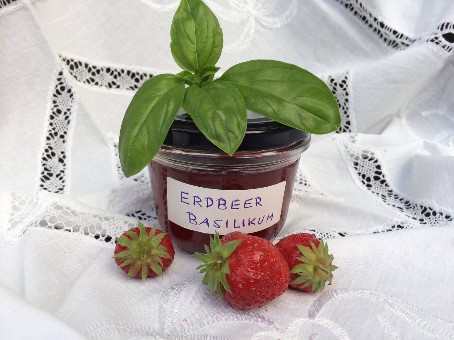 Erdbeermarmelade mit Basilikum Rezept - ichkoche.de Erdbeermarmelade mit Basilikum Rezept - ichkoche.de