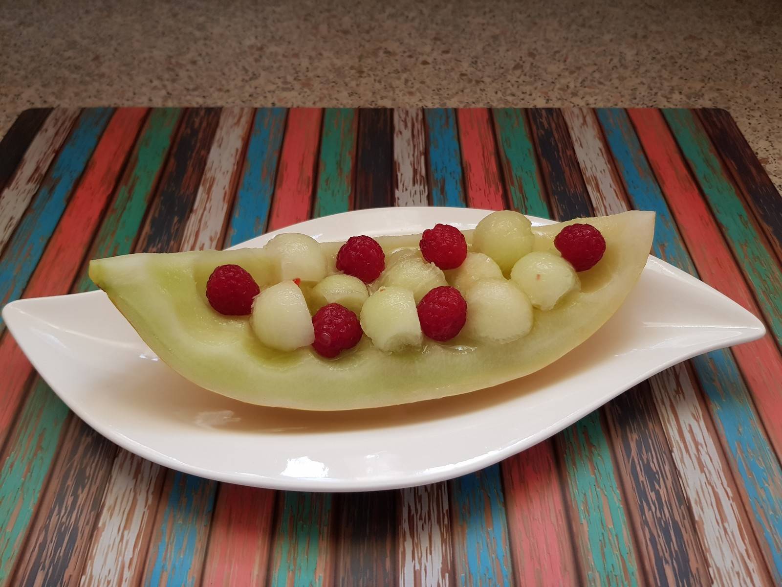 Fruchtsalat: Melone mit Himbeeren