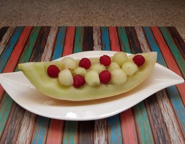 Fruchtsalat: Melone mit Himbeeren