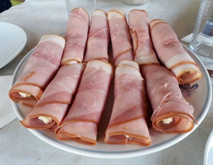 Schinkenröllchen mit Kräuterfüllung Schinkenröllchen mit Kräuterfüllung