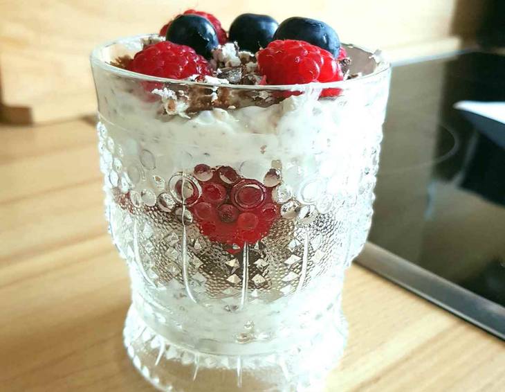 Topfen-Schichtdessert mit Schokobons, Kinderpingui und Beeren Topfen-Schichtdessert mit Schokobons, Kinderpingui und Beeren