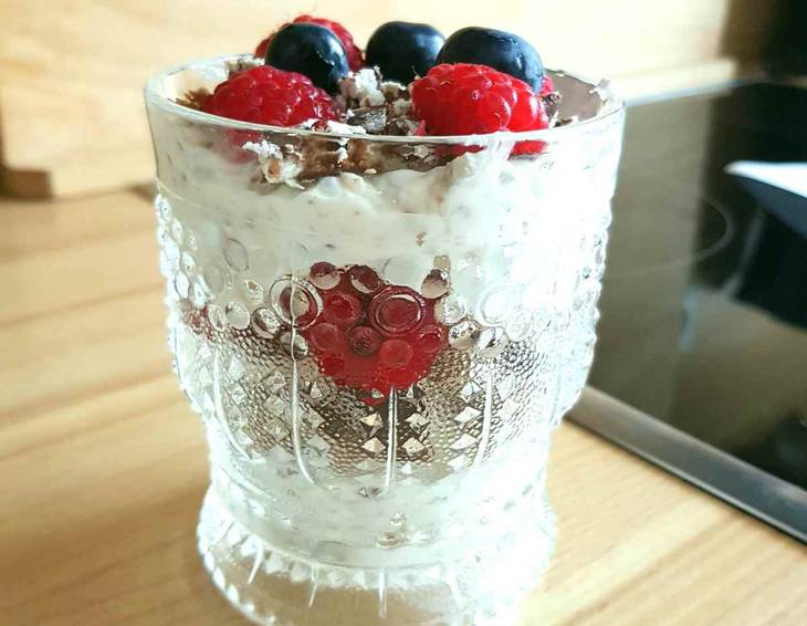 Topfen-Schichtdessert mit Schokobons, Kinderpingui und Beeren