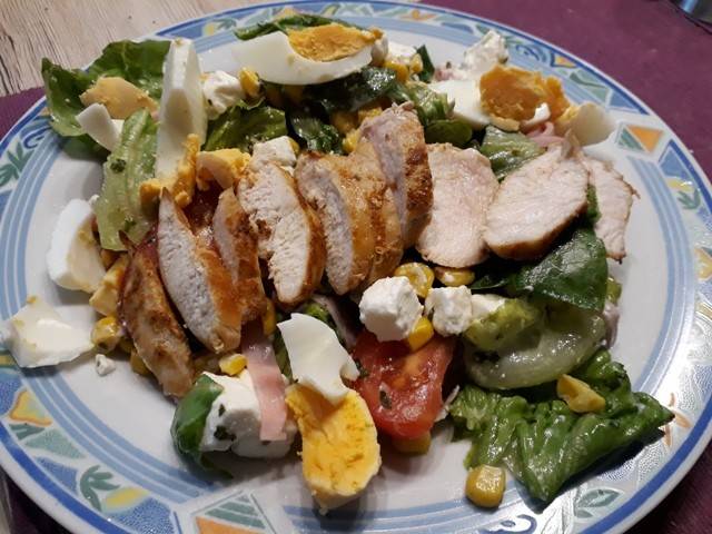 Gebratenes Hühnerfilet auf Salat
