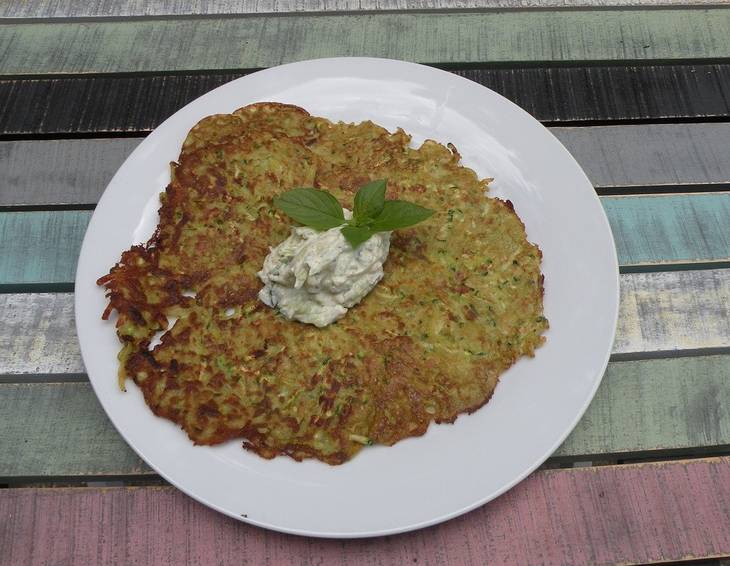 Erdapfel-Zucchini-Puffer mit Joghurt-Sauce