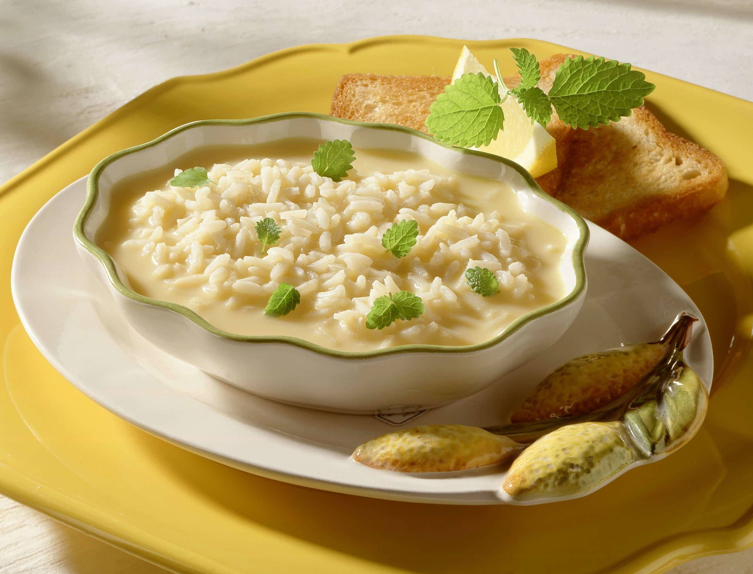 Griechische Zitronensuppe mit Reis und Zitronenmelisse