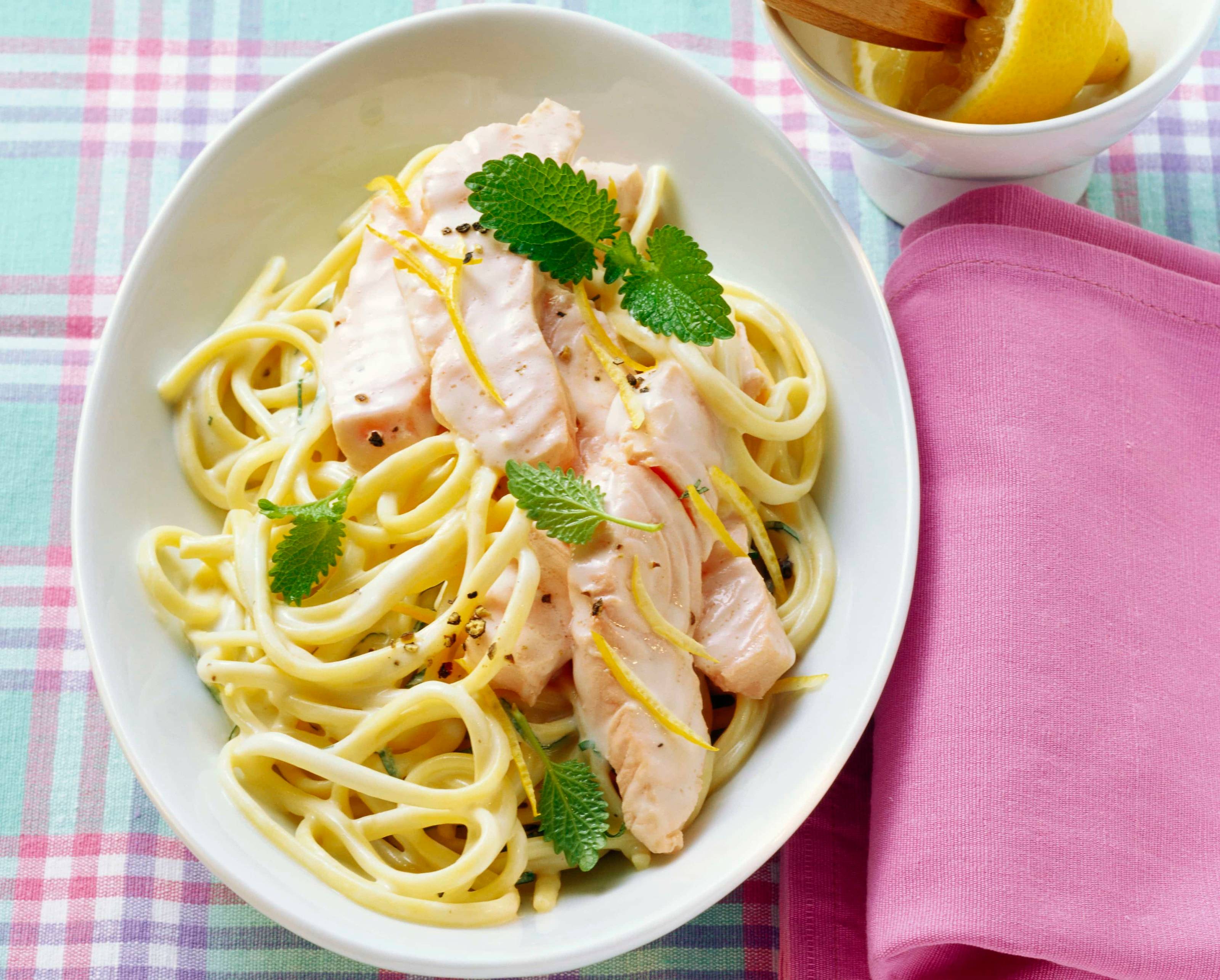 Linguine mit Lachs und Zitronenmelissesauce