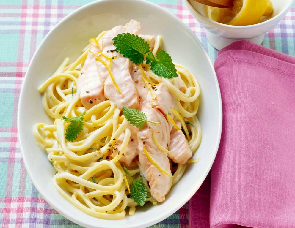Linguine mit Lachs und Zitronenmelissesauce Linguine mit Lachs und Zitronenmelissesauce
