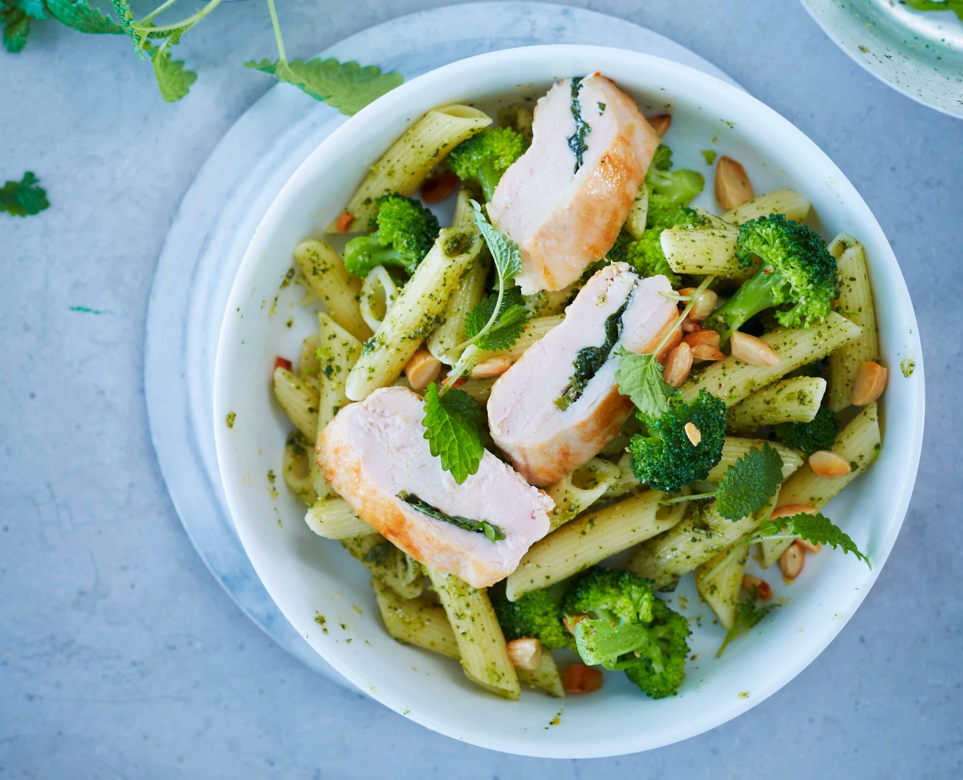 Penne mit Zitronenmelisse-Pesto &amp; Hühnerbrustfilet Rezept - ichkoche.ch