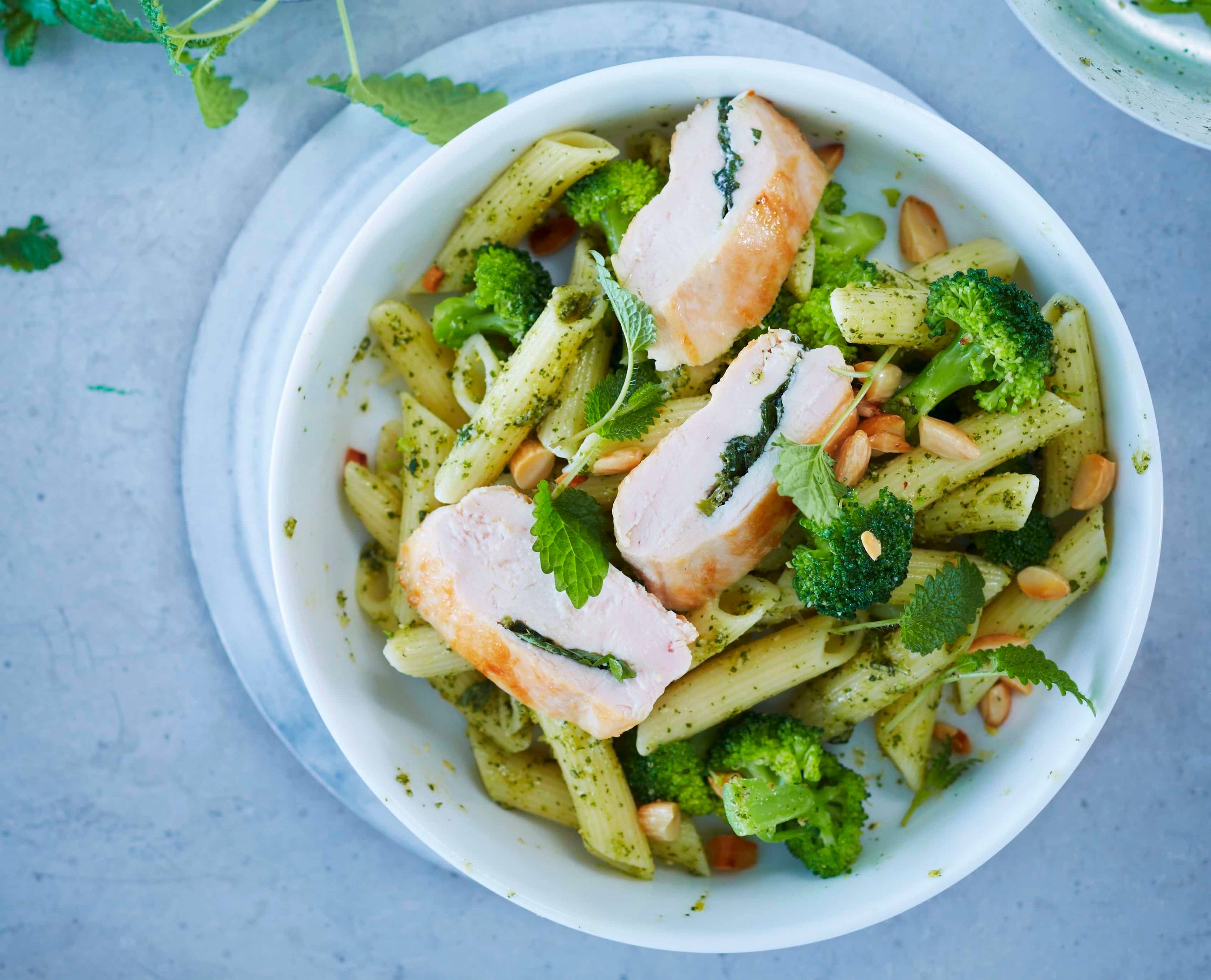 Penne mit Zitronenmelisse-Pesto &amp; Hühnerbrustfilet Rezept - ichkoche