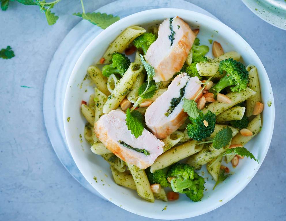 Penne mit Zitronenmelisse-Pesto & Hühnerbrustfilet Penne mit Zitronenmelisse-Pesto & Hühnerbrustfilet