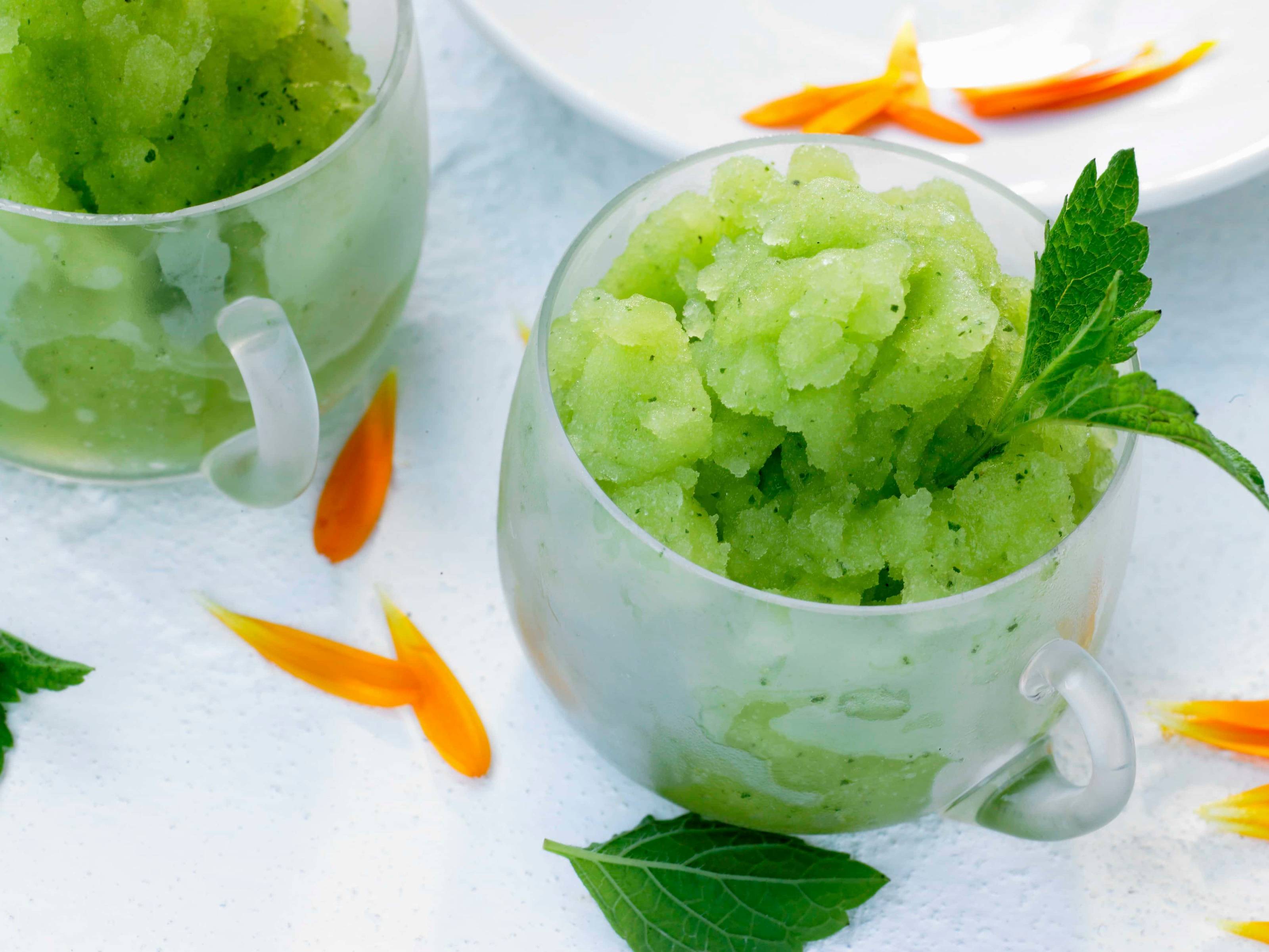 Zitronenmelisse-Sorbet im Glas Rezept