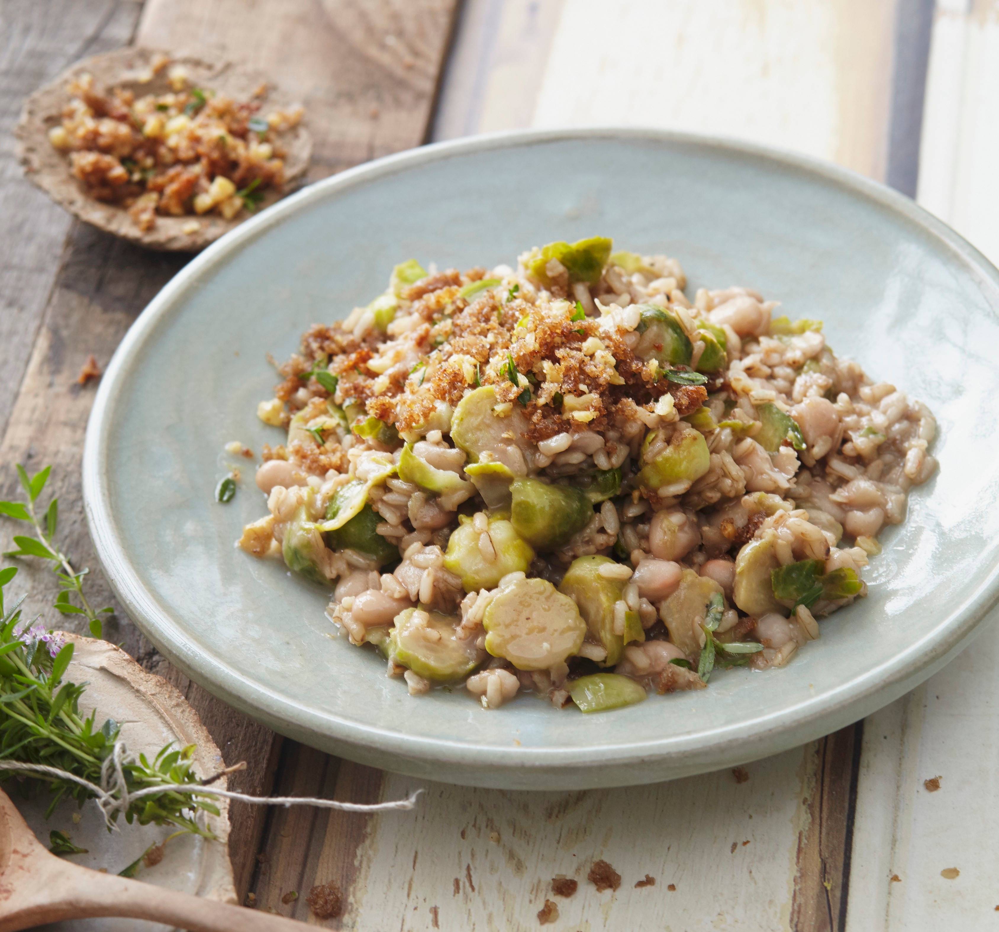 Vollkorn-Risotto mit Kohlsprossen und weißen Bohnen