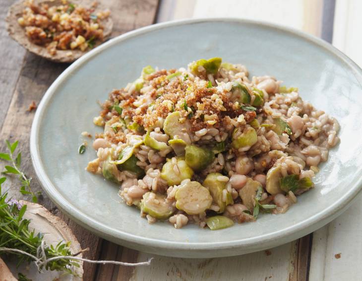 Vollkorn-Risotto mit Kohlsprossen und weißen Bohnen