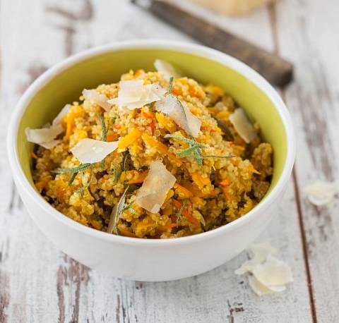 Quinoa-Risotto mit Grana und Salbei