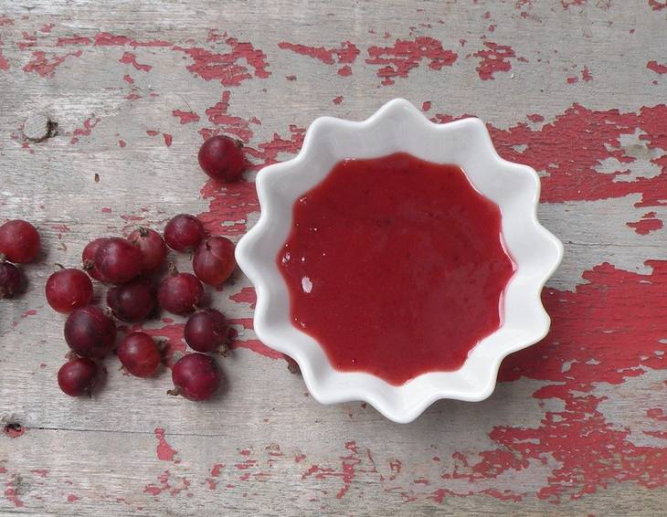 Stachelbeer-Johannisbeer-Marmelade mit Wacholder Stachelbeer-Johannisbeer-Marmelade mit Wacholder