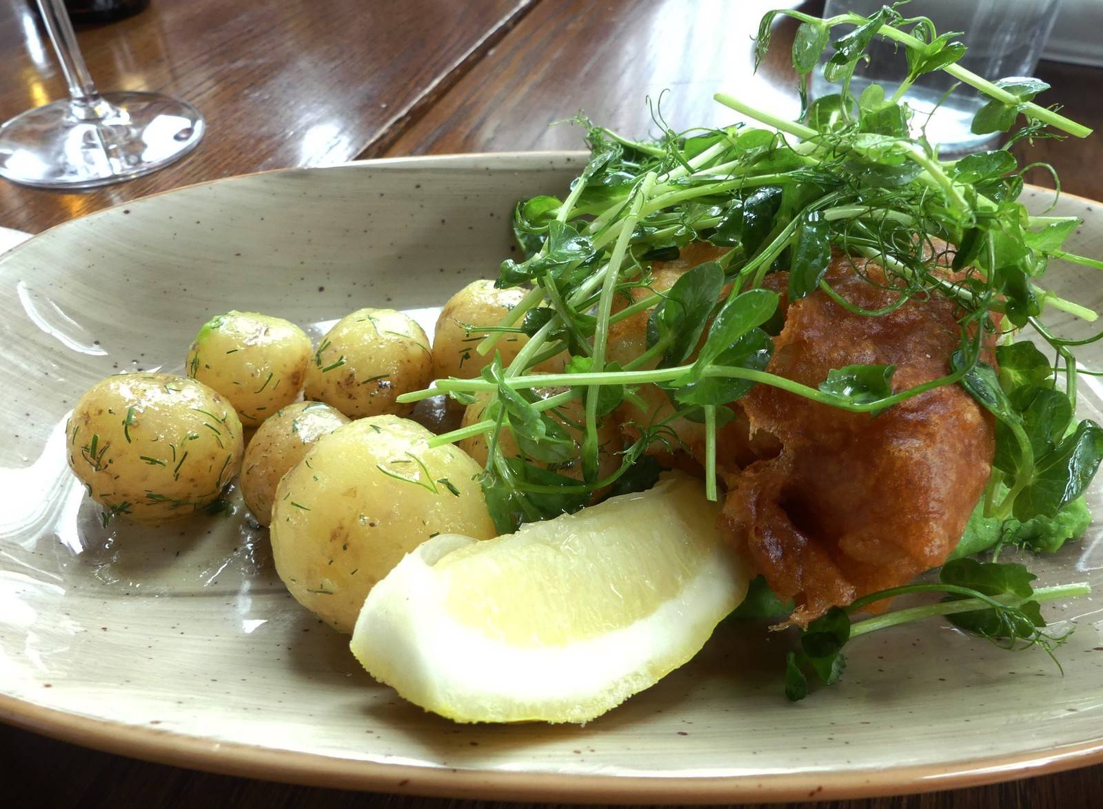 Neue Erdäpfeln mit Rucola