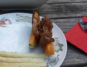 Gegrillte Honigmelone mit Schimmelkäse und Rohschinken Gegrillte Honigmelone mit Schimmelkäse und Rohschinken