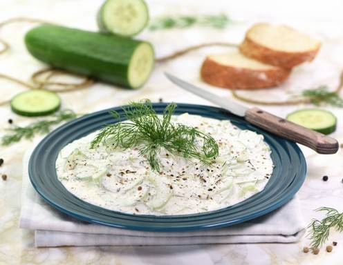 Gurkensalat mit Rahm und Chili Rezept - ichkoche.de