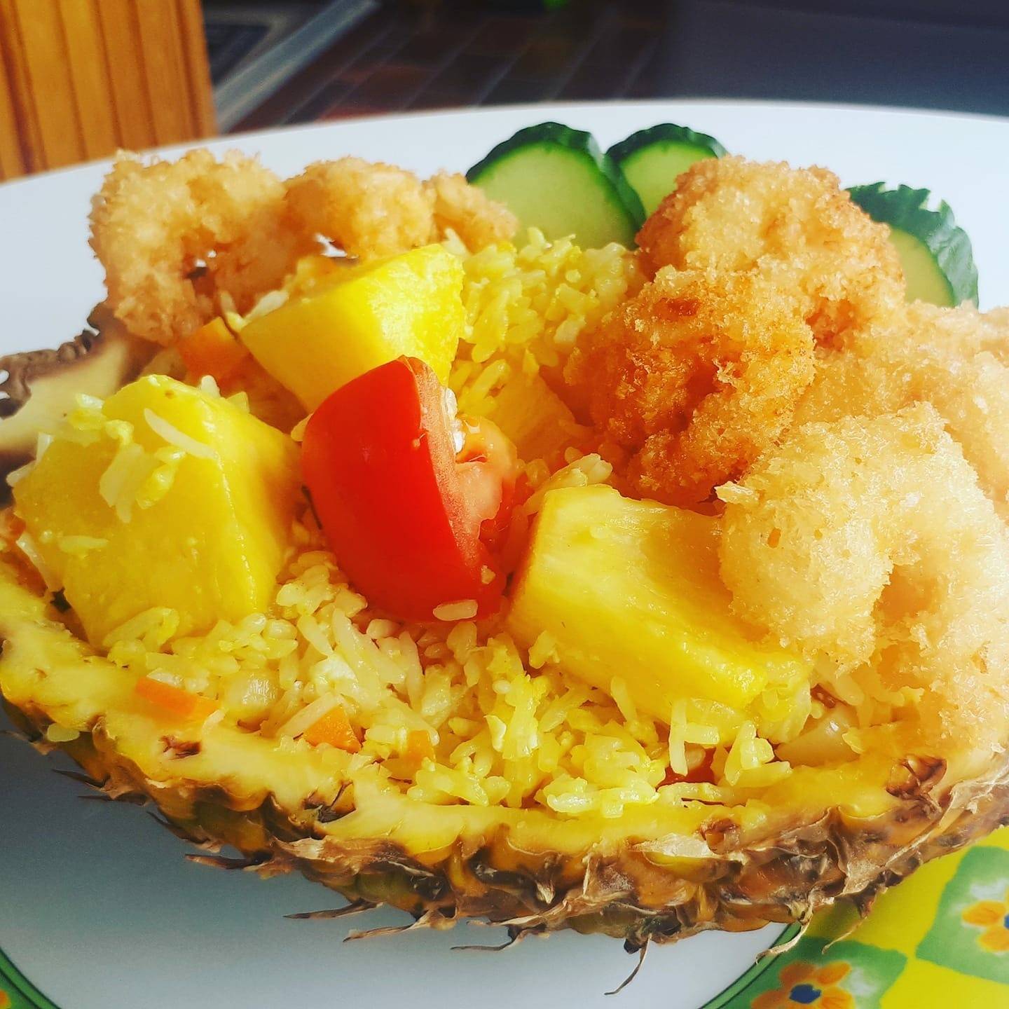 Ananas-Reis mit frittierten Shrimps