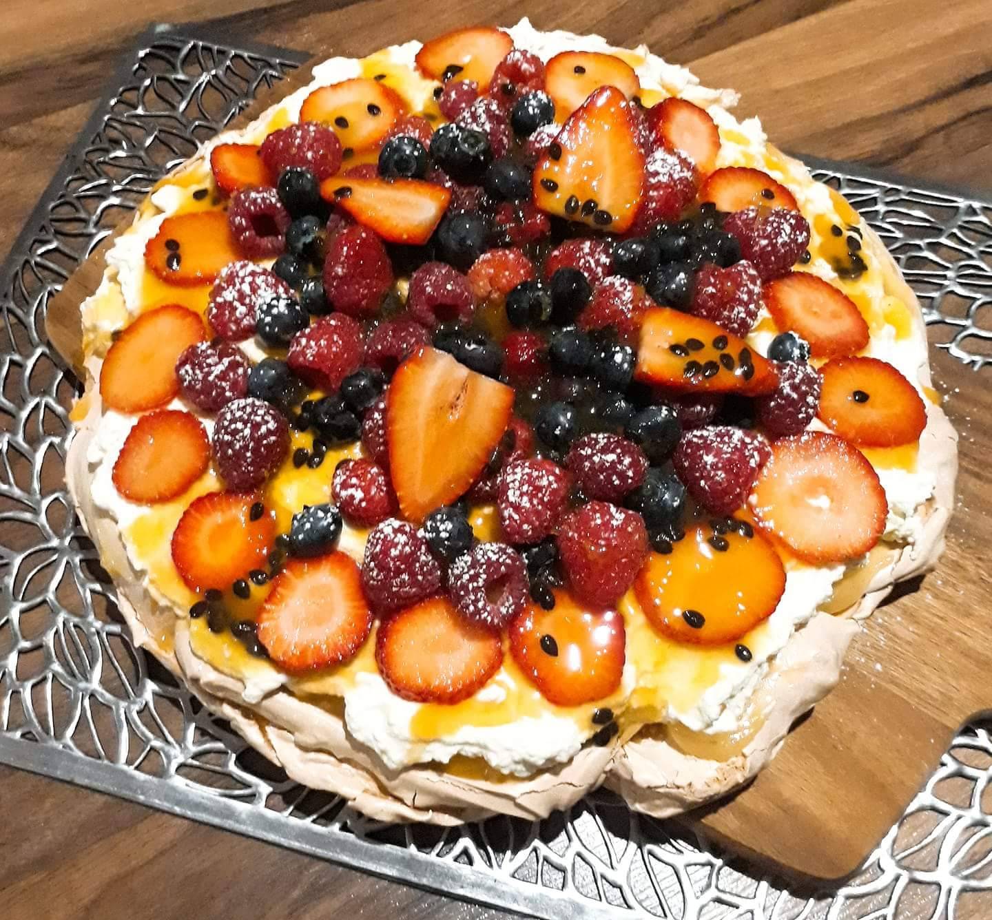 Pavlova mit Früchten der Saison Rezept - ichkoche.de Pavlova mit Früchten der Saison Rezept - ichkoche.de