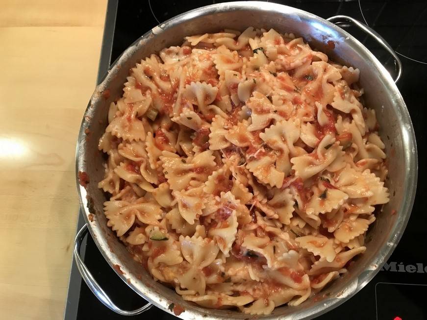 Farfalle con mozzarella e zucchine