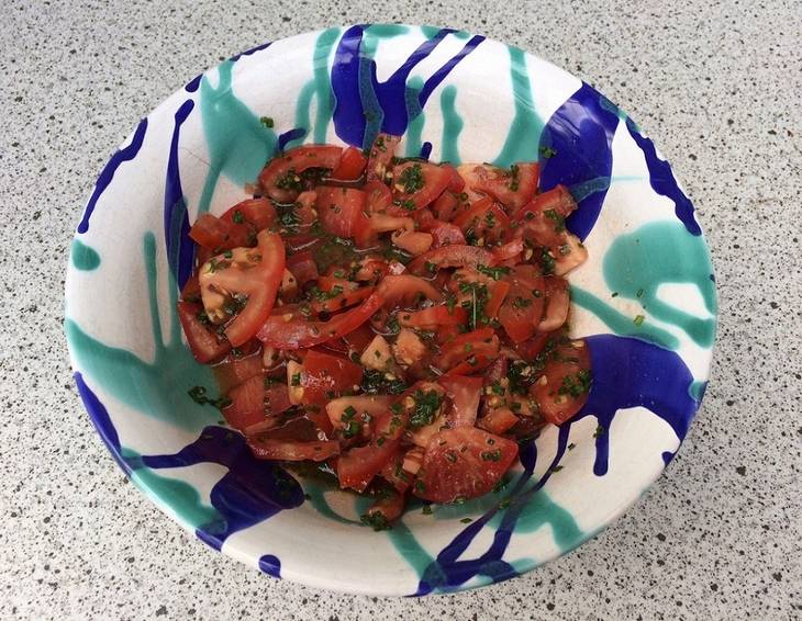 Paradeissalat mit Schnittlauch Paradeissalat mit Schnittlauch