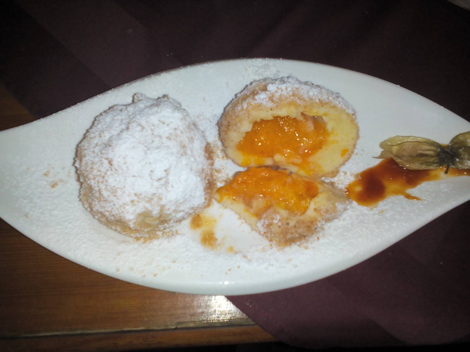 Marillenknödel mit Kartoffelteig
