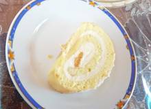 Topfen-Joghurt-Biskottenroulade auf Fruchtspiegel Topfen-Joghurt-Biskottenroulade auf Fruchtspiegel