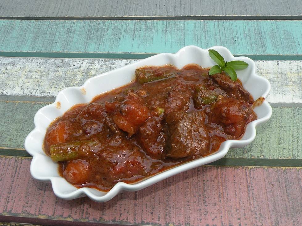 Lachssteak mit Pfeffer-Sesam-Kruste und Würzspinat von Ali Güngörmüs ...